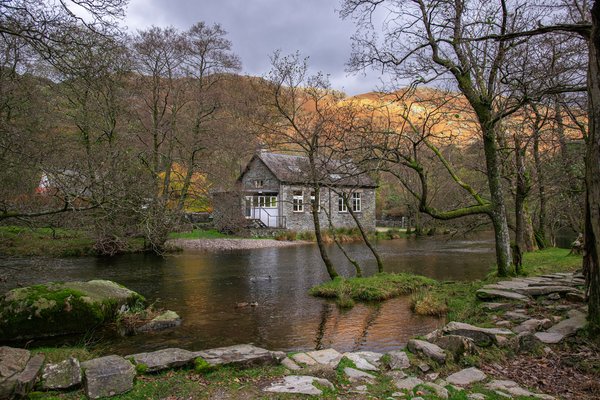 Come abbinare una camicetta con maniche a sbuffo per un appuntamento elegante?